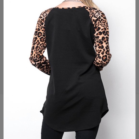 Black Contrast Leopard Print Crewneck Top - Picture 5 of 5